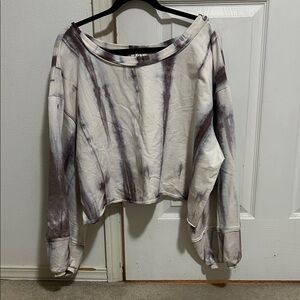 POL Cropped Tie-Dye Sweatshirt in White and Gray